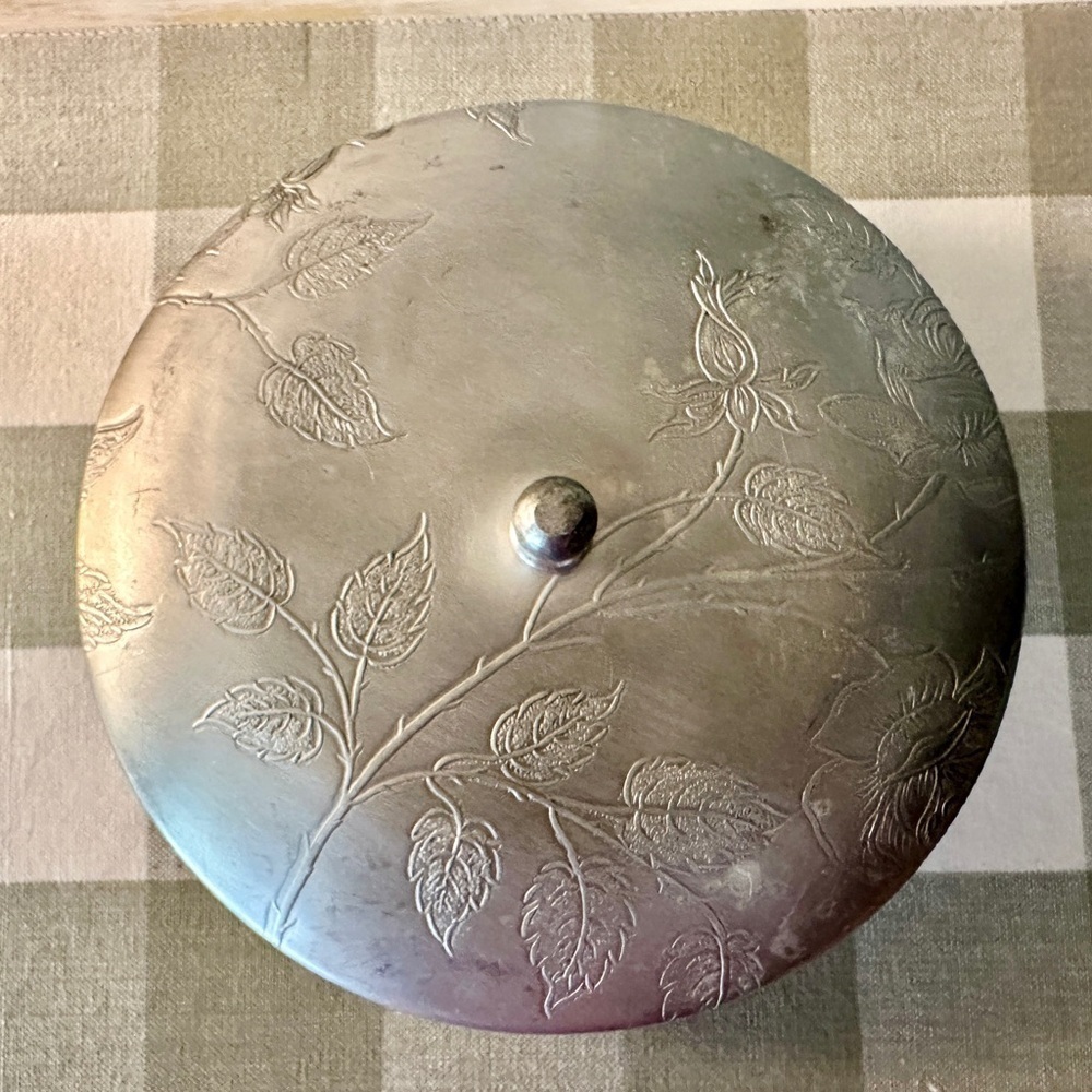 VINTAGE, DIVIDED GLASS DISH WITH A METAL LID. VERY NICE, PREOWNED CONDITION. - Picture 10 of 11